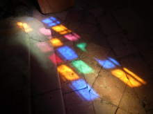 マリア像の安置されている教会の内部<br>ステンドグラスの光りが美しい