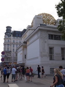 やや遠くから<br>建物の上には、黄金のキャベツと<br>呼ばれている月桂樹のドームが…。